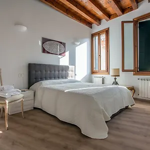 Apartment Love, Venice